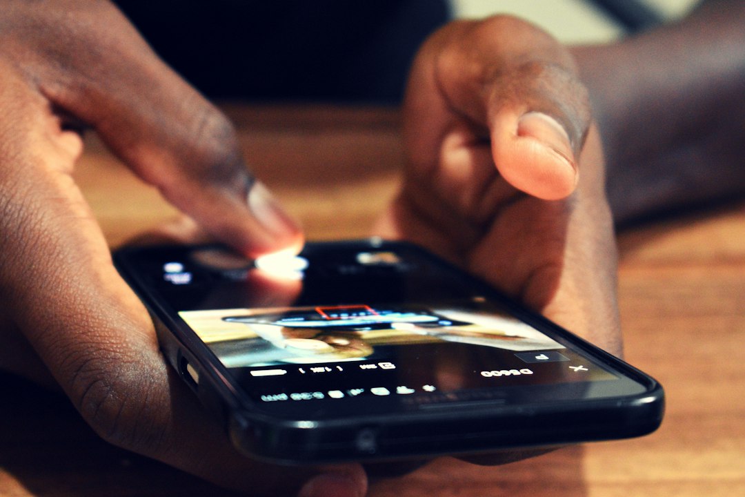 Primeiro plano dunha persoa usando un teléfono móbil