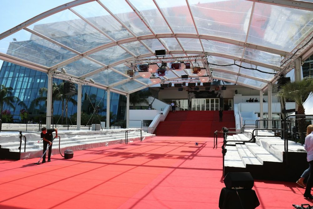 Alfombra vermella preparada para a estrea dunha película