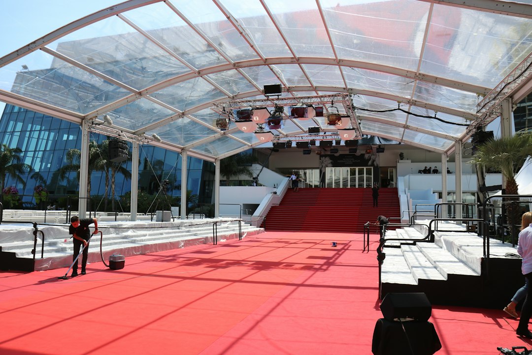 Alfombra vermella preparada para a estrea dunha película
