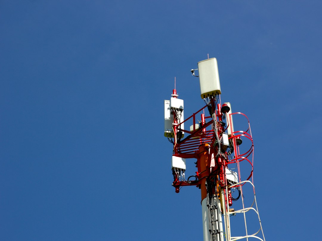 Antena de telefonía móbil co ceo azul de fondo