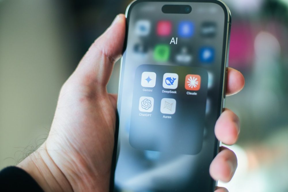 Pantalla de móbil con aplicacións de intelixencia artificial