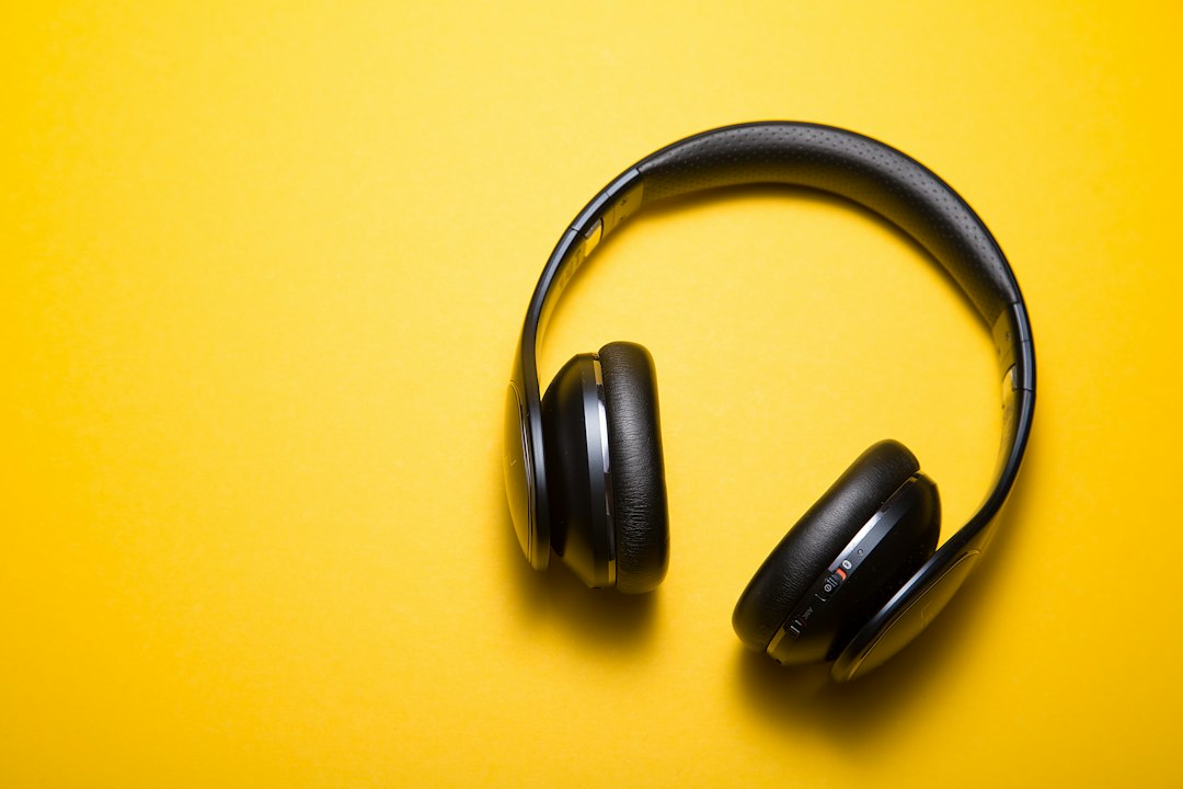 Uns auriculares sen fíos sobre unha mesa, listos para escoitar música