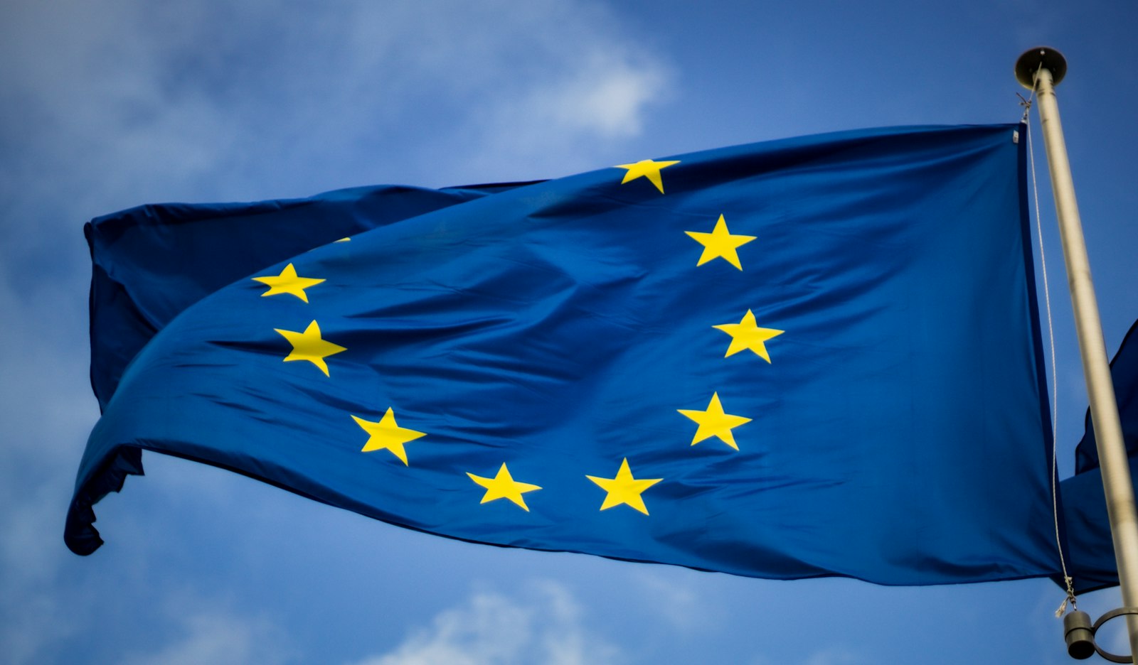 Bandeira da Unión Europea diante do Parlamento Europeo en Bruxelas