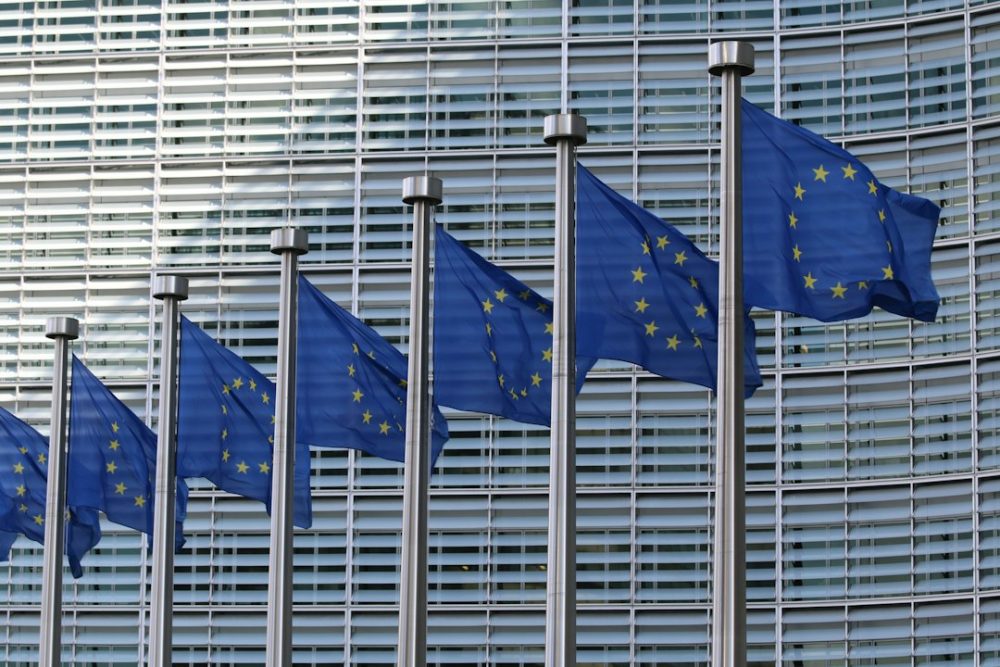 Bandeiras da UE diante do edificio Berlaymont da Comisión Europea
