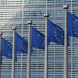 Bandeiras da UE diante do edificio Berlaymont da Comisión Europea