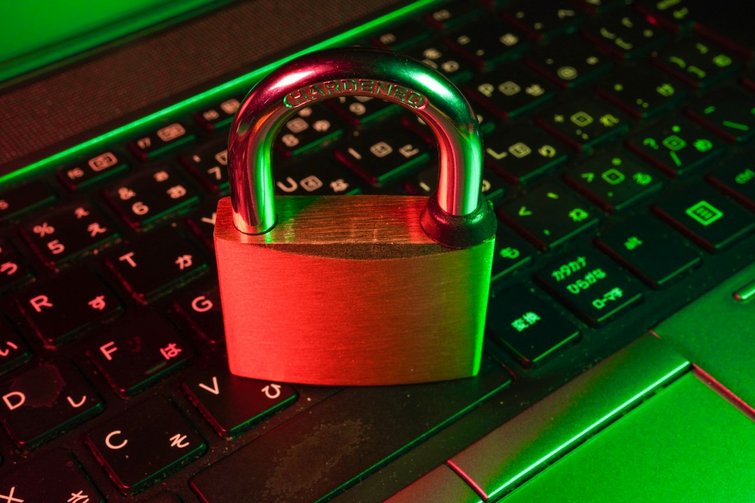Un cadeado sobre un teclado de ordenador