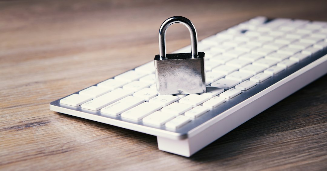 Un cadeado sobre un teclado de ordenador