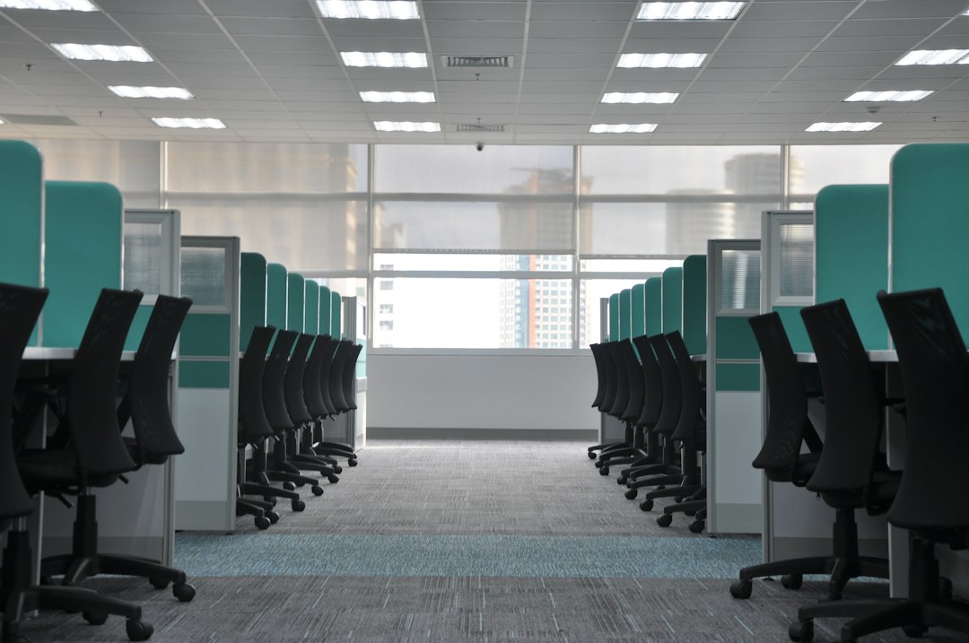 Cadeiras de oficina baleiras en cubículos