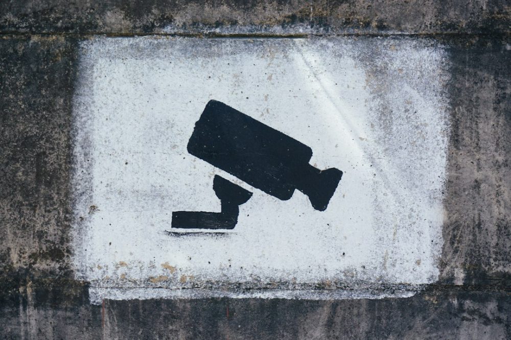 Cartel nunha parede que avisa de vixilancia por vídeo