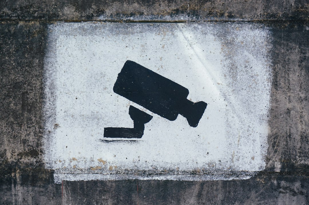 Cartel nunha parede que avisa de vixilancia por vídeo