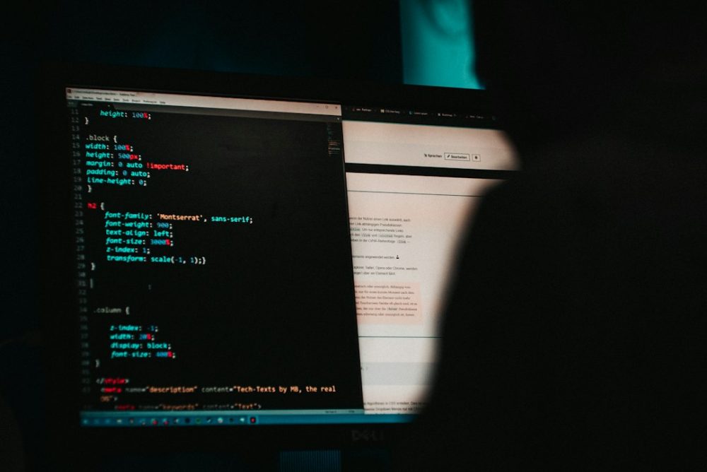 Pantalla de ordenador con código HTML nun editor