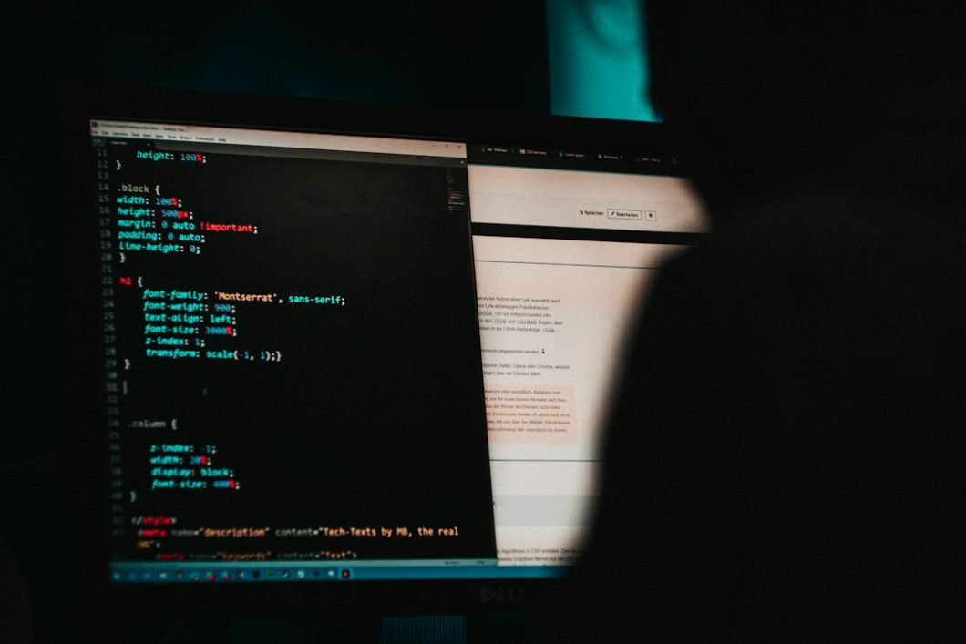 Pantalla de ordenador con código HTML nun editor