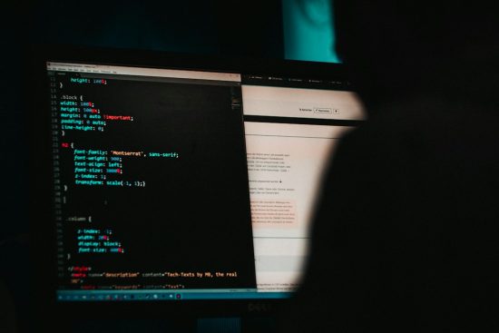 Pantalla de ordenador con código HTML nun editor