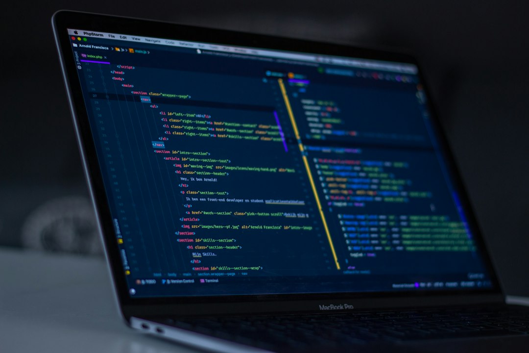 Pantalla de portátil mostrando liñas de código de programación