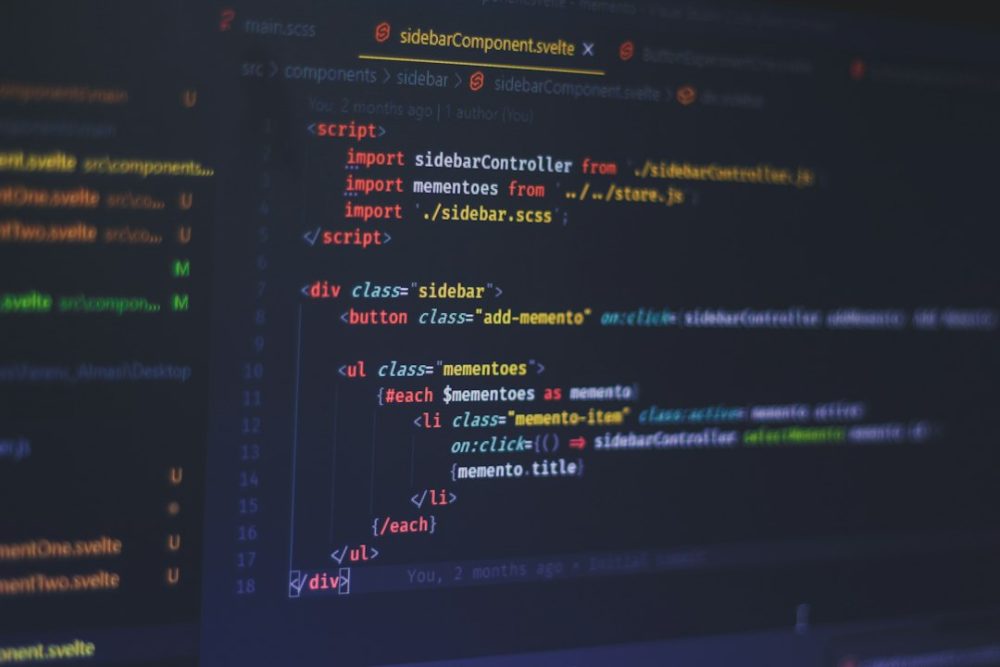 Código na pantalla dun portátil durante o desenvolvemento dunha web