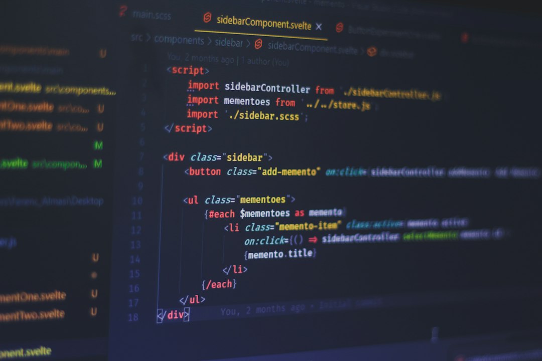 Código na pantalla dun portátil durante o desenvolvemento dunha web