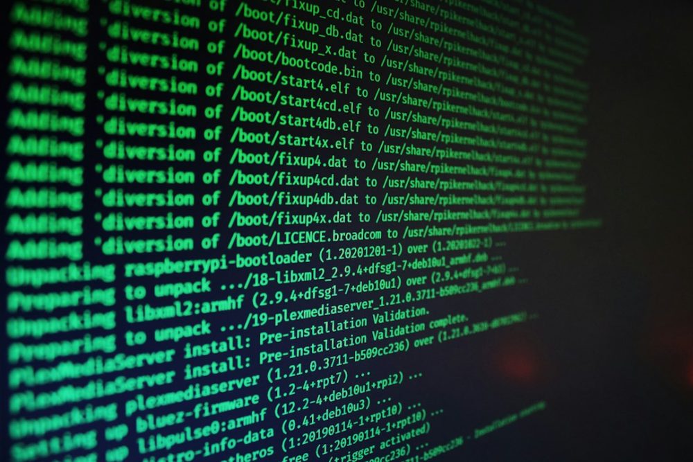 Texto de código verde correndo nunha pantalla escura