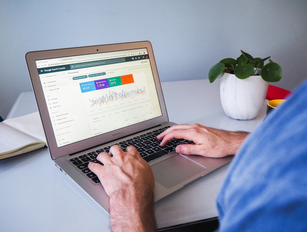 Pantalla cos datos de Google Search Console nun portátil