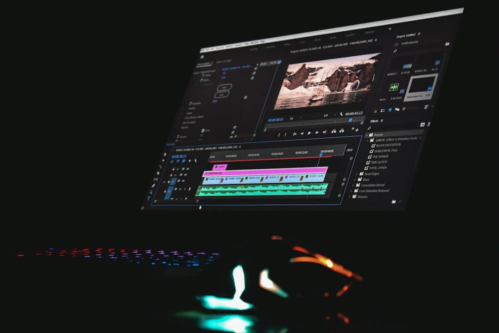 Monitor cun programa de edición de vídeo, coa liña de tempo e a vista previa