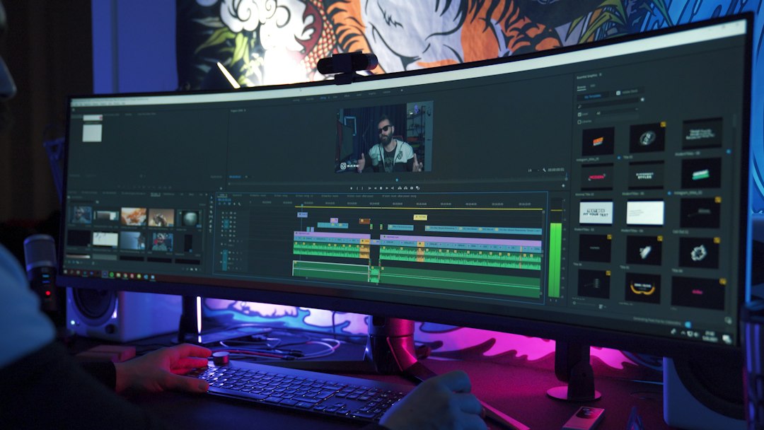 Un editor de vídeo traballando co ordenador