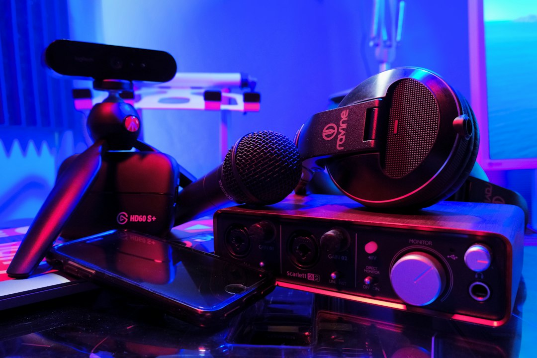 Equipo de streaming con micrófono e cámara para emitir en directo
