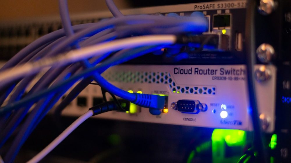 Equipos de rede con cables ethernet conectados