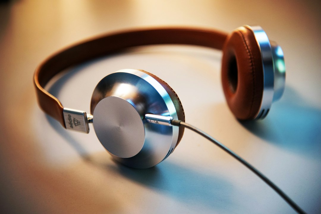 Unha persoa escoitando música con auriculares