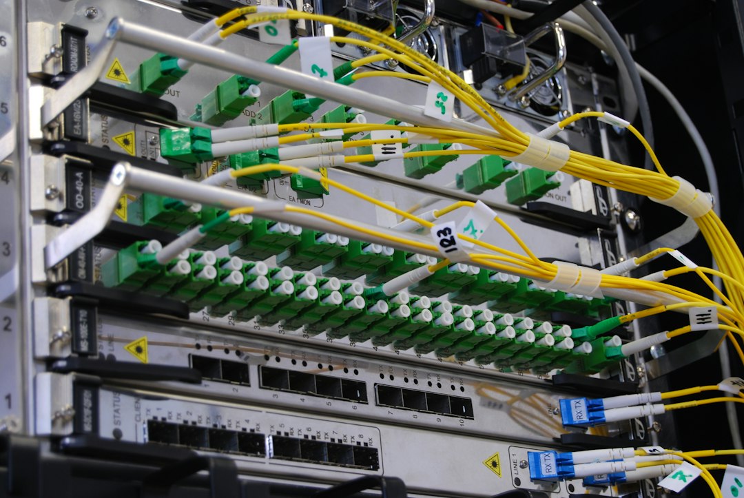 Equipamento de telecomunicacións de fibra óptica nun rack