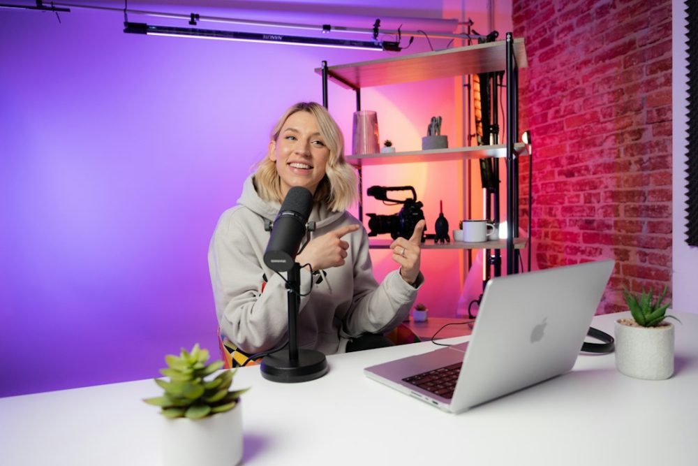 Presentadora gravando un vídeo nun estudo