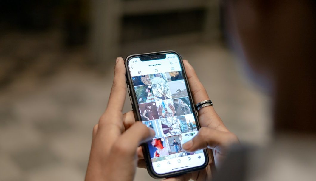 Home usando un móbil para ver vídeos nunha aplicación