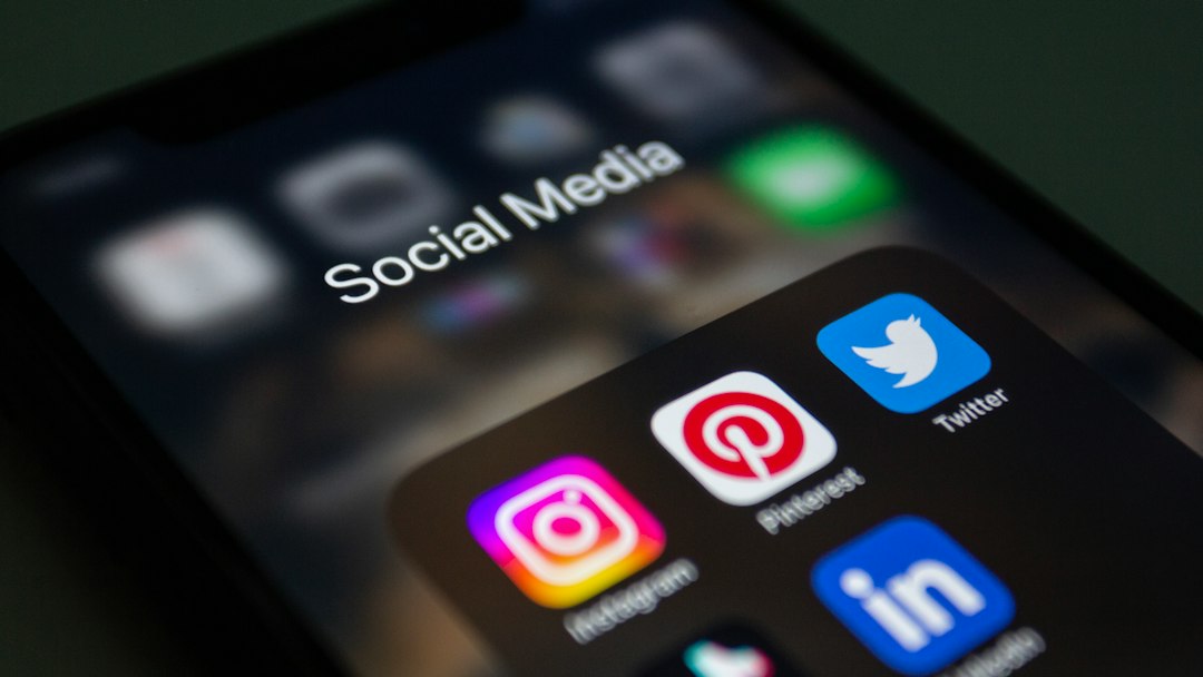 Primeiro plano dun móbil con iconos de redes sociais