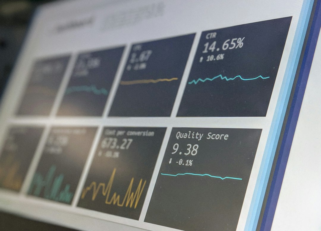 Panel de informes de datos na pantalla dun portátil