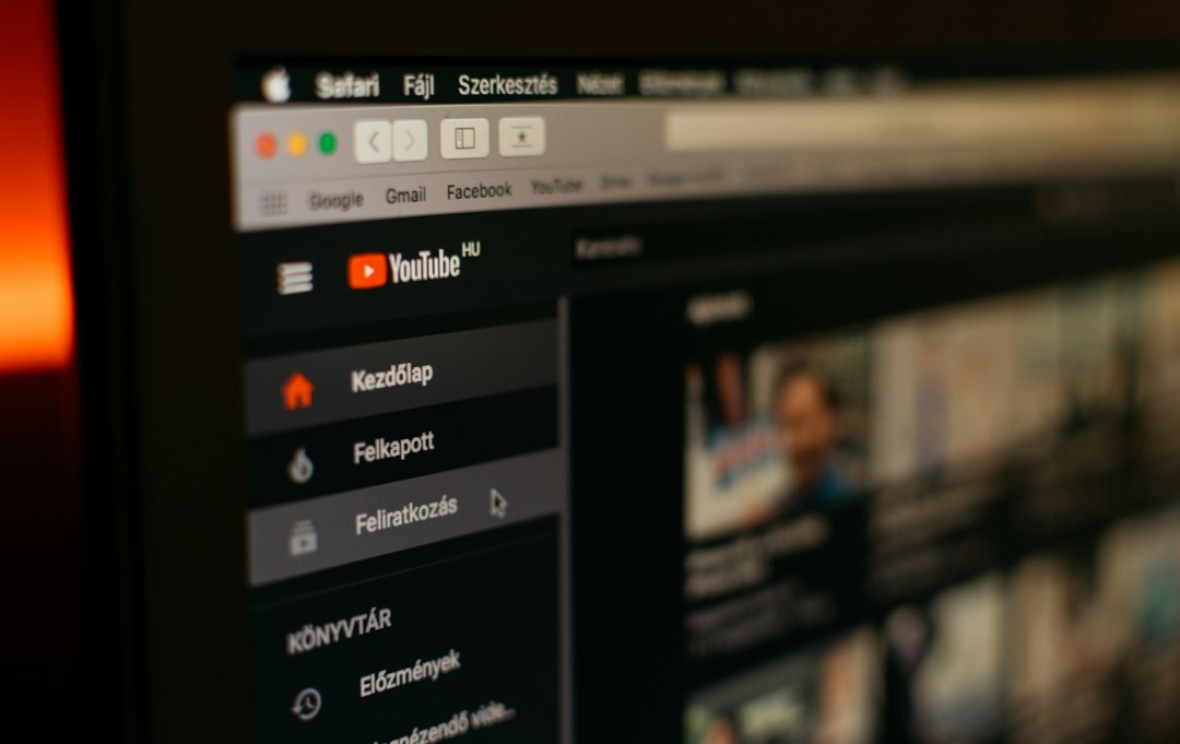 Pantalla de ordenador coa interface de YouTube