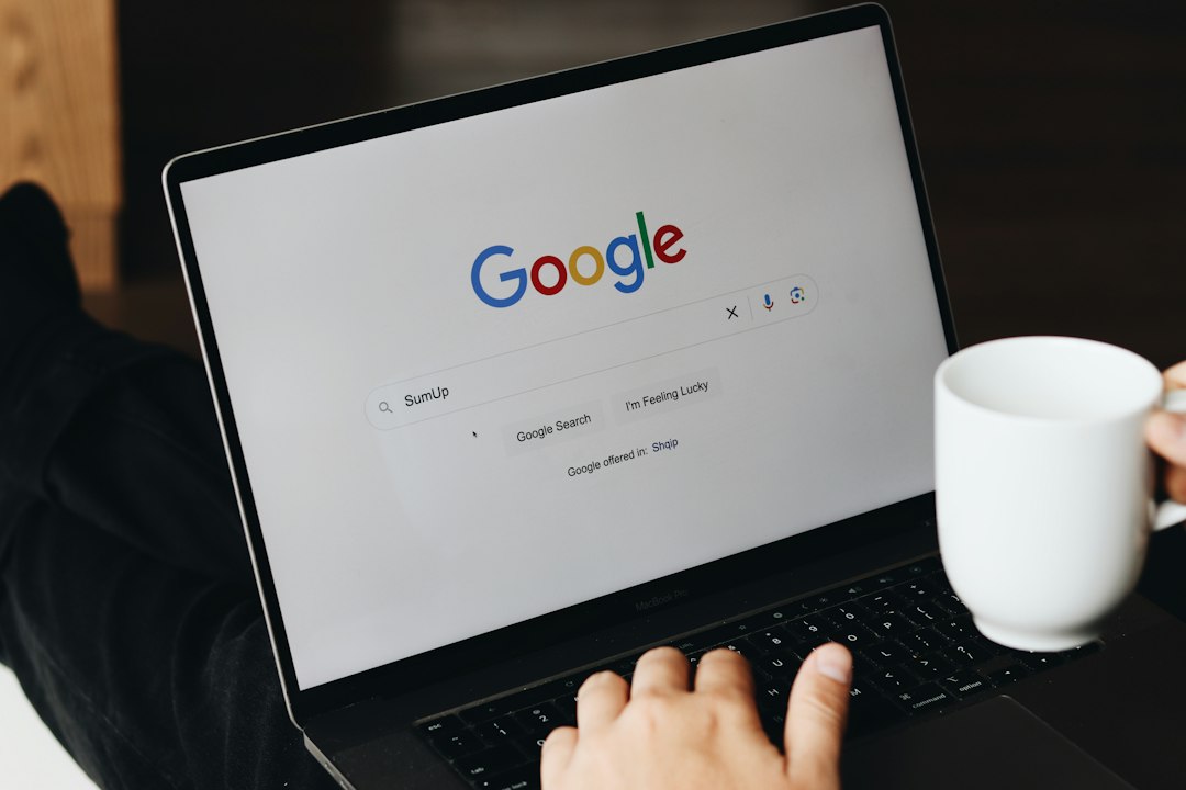 Persoa a piques de lanzar unha busca en Google desde un portátil