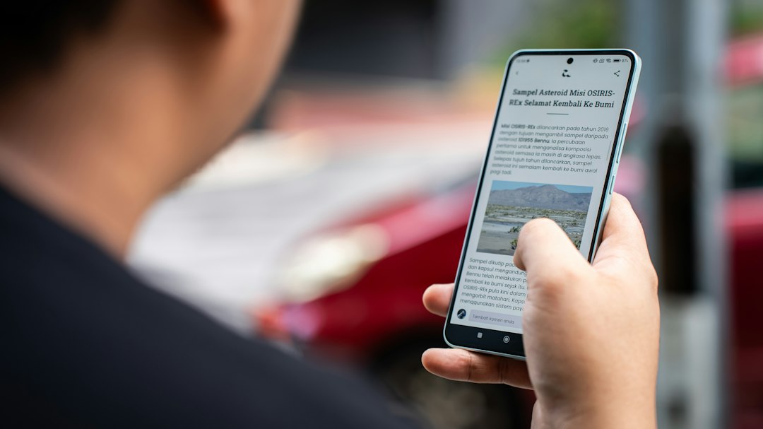 Persoa lendo noticias nun smartphone