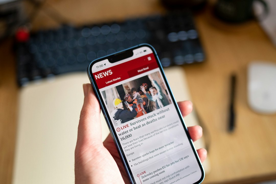 Man sostendo un móbil co que le noticias de actualidade