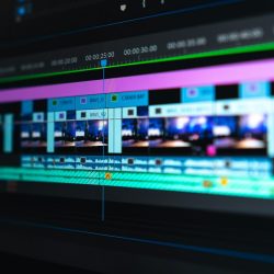Pantalla de ordenador cunha liña de tempo de edición de vídeo