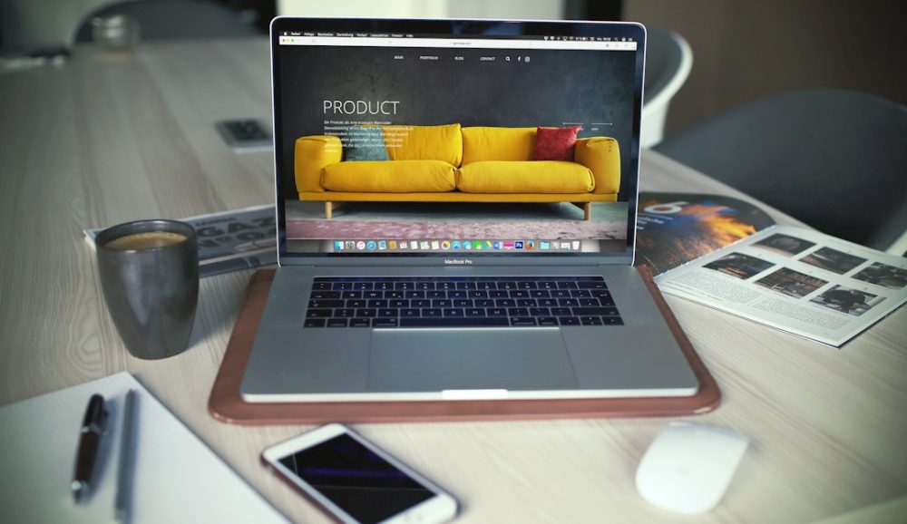 Mesa de traballo con portátil e móbil para deseño web