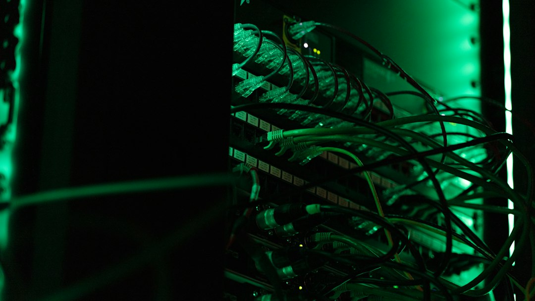 Primeiro plano dun rack de servidores cun feixe de cables