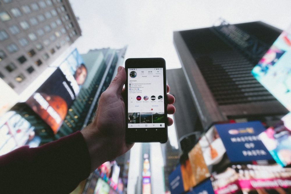 Móbil co ícone de Instagram en primeiro plano