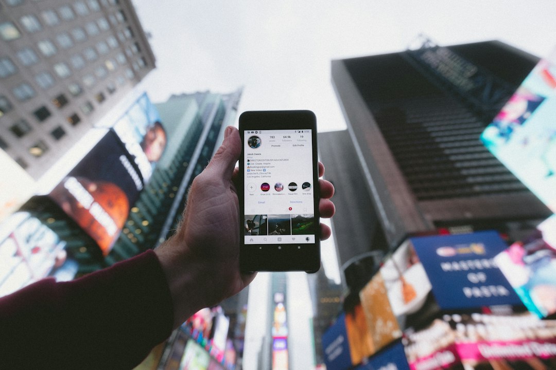Móbil co ícone de Instagram en primeiro plano