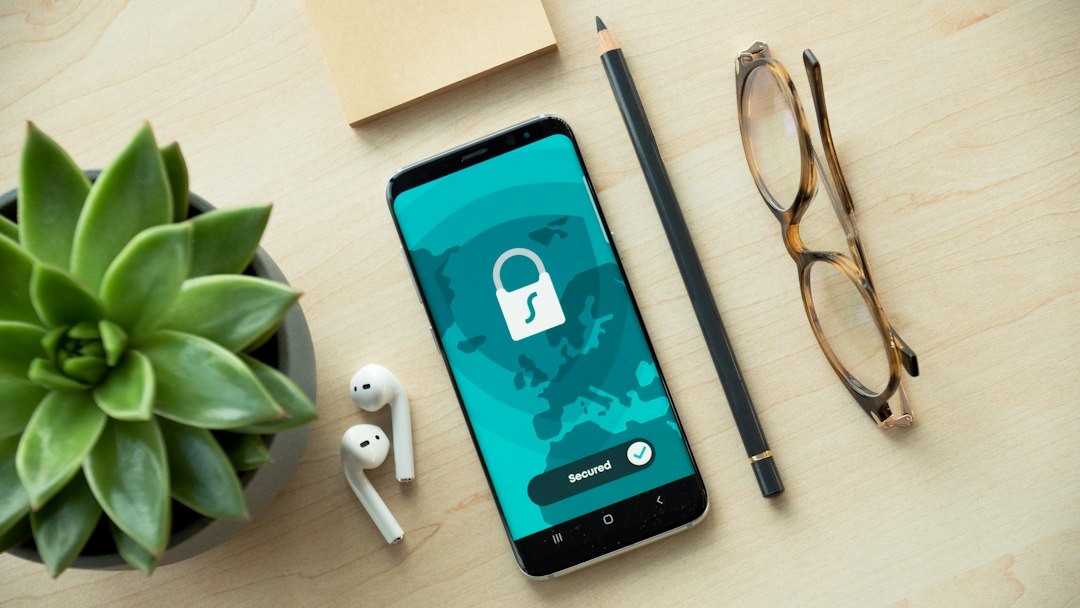 Móbil e candado sobre unha mesa, símbolo de privacidade