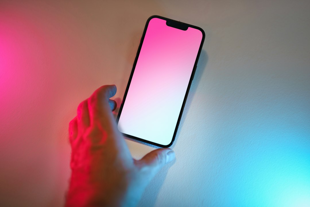 Man sostendo un teléfono móbil coa pantalla en branco