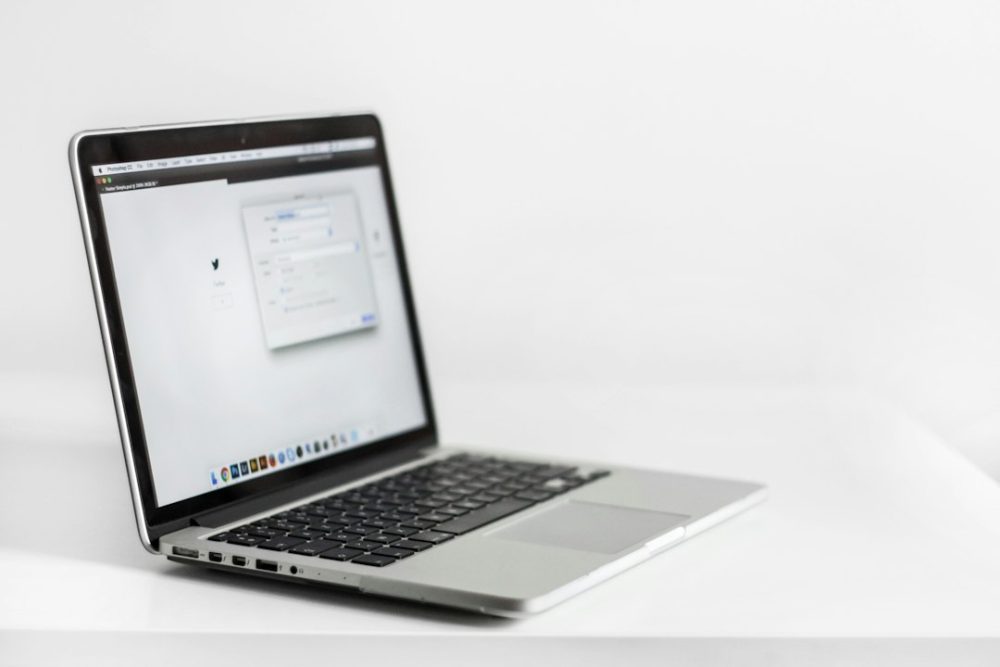 Escritorio cun portátil aberto e un navegador na pantalla