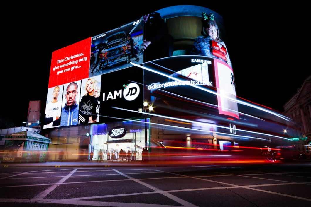 Pantallas publicitarias iluminadas de noite en Piccadilly Circus, Londres