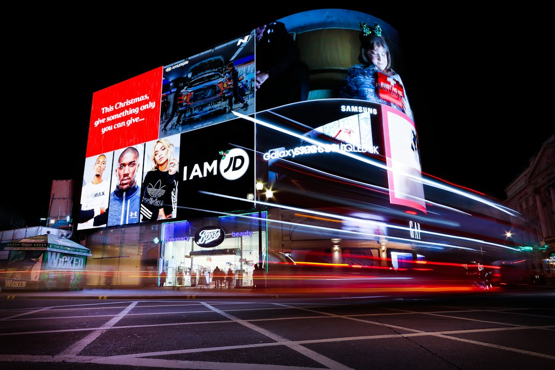 Pantallas publicitarias iluminadas de noite en Piccadilly Circus, Londres