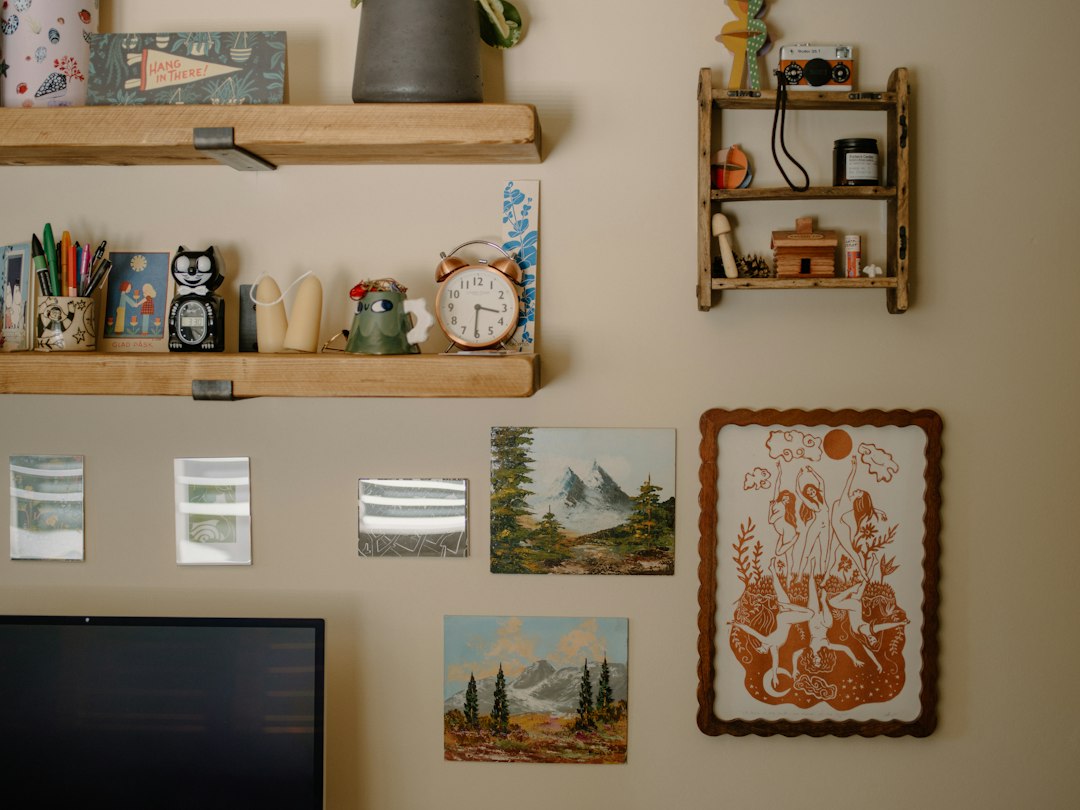 Parede chea de estantes, láminas e pequenos obxectos como un taboleiro de inspiración