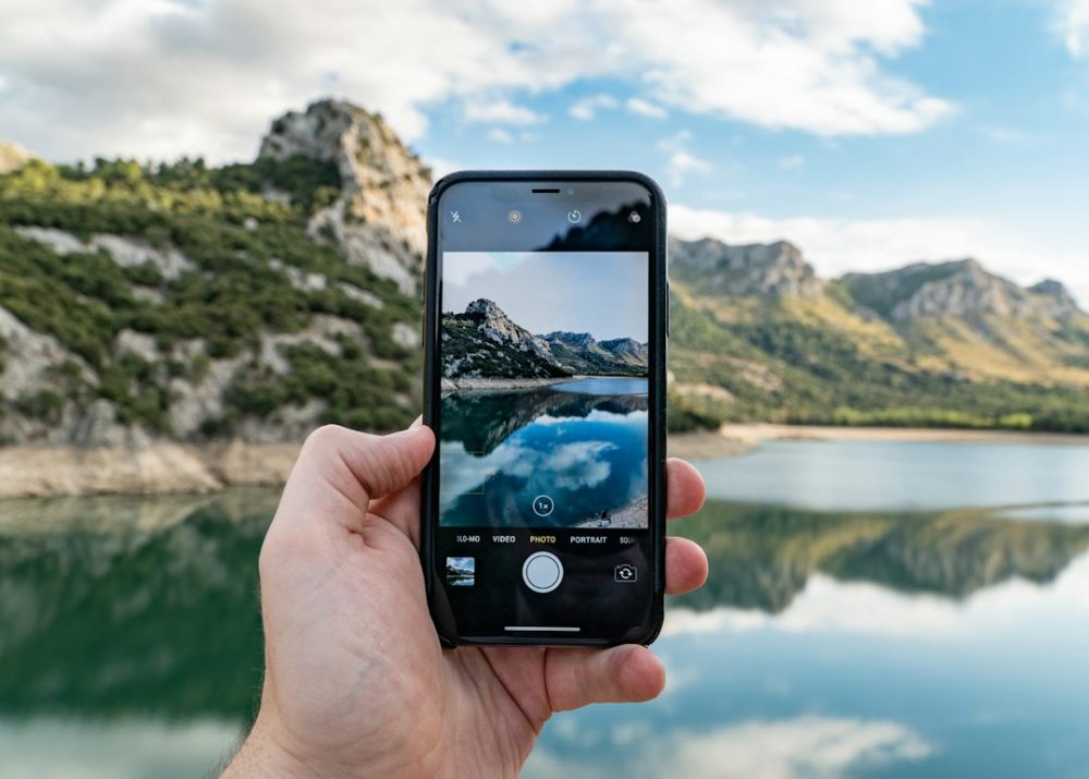 Persoa sostendo un móbil para editar fotos