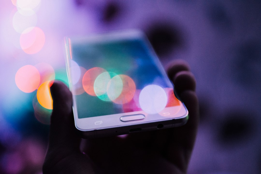 Persoa sostendo un teléfono móbil