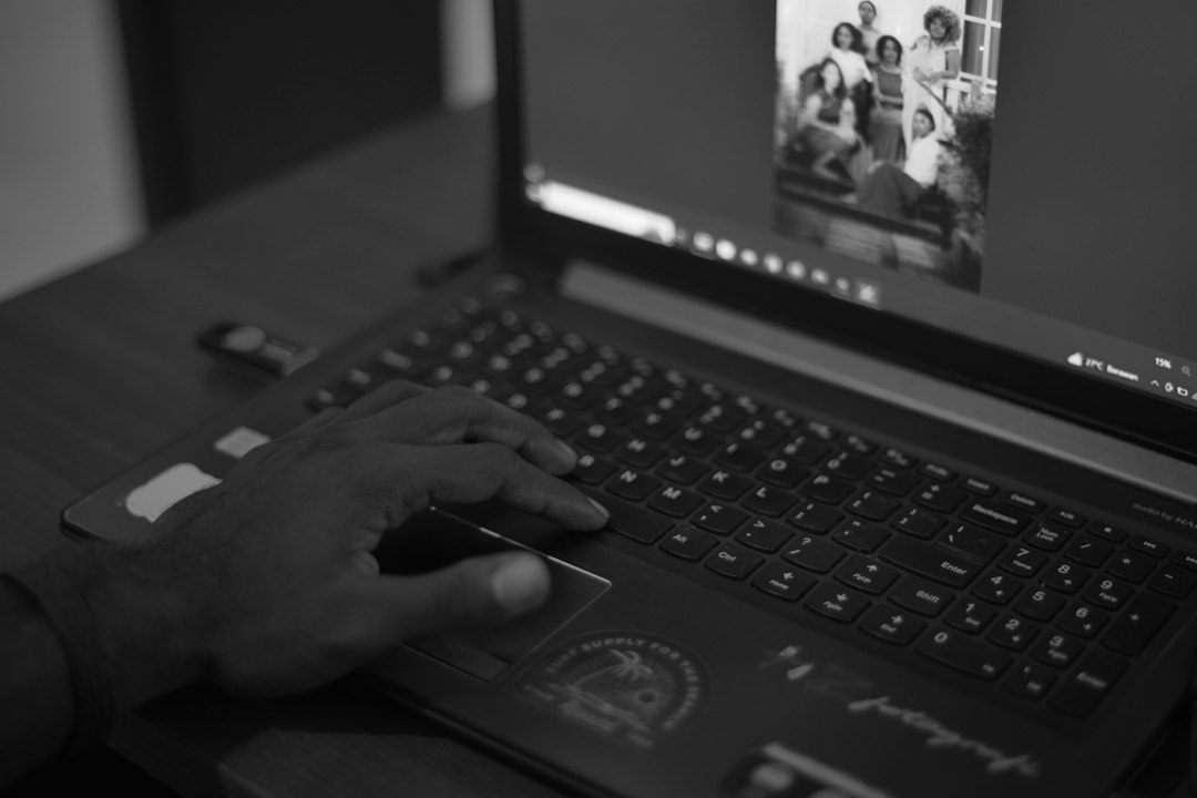 Unha persoa traballando no portátil nunha mesa